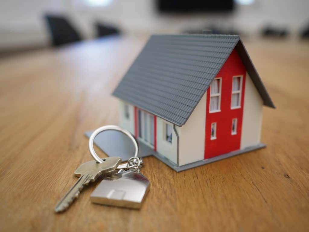 tierra-mallorca-rgJ1J8SDEAY-unsplash A model house with a set of keys